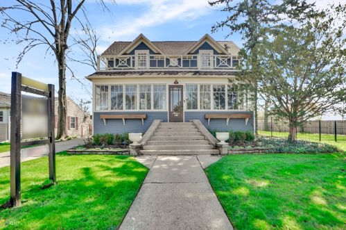 221 Owen St, Mount Prospect, IL 60056-2550