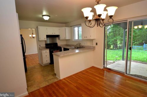 8715 Kenilworth Dr, Springfield VA  22151-1101 exterior