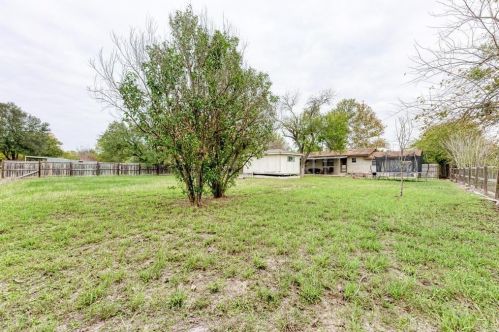 810 Sledge St, Uhland TX 78640-5609 exterior