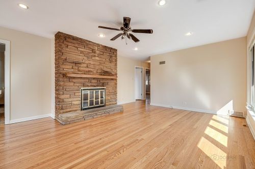 8 Busse Rd, Mount Prospect, IL 60056-2902