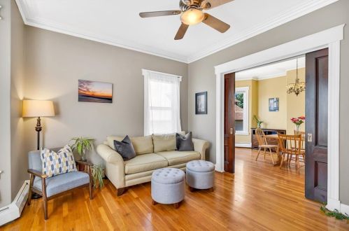 20 7th St, Providence, RI 02906-2856