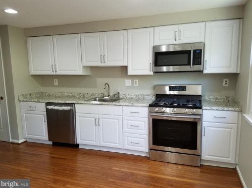 7005 Braddock Mews Pl, Springfield VA  22151-3502 exterior