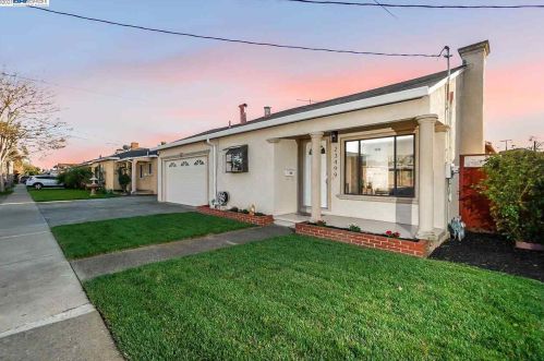 23499 Odom Dr, Hayward, CA 94541-7205