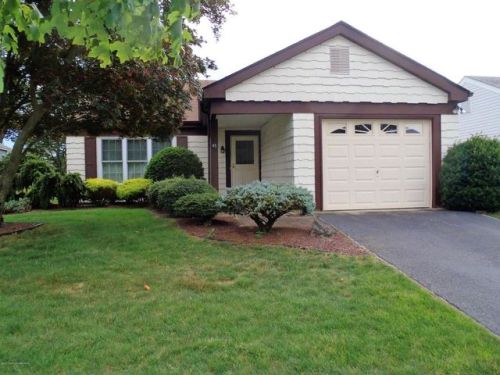 45 Sandhurst St, Lakehurst, NJ 08759-6624