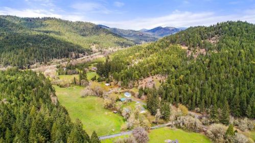 380 Elliott Creek Rd, Grants Pass OR  97543-9055 exterior