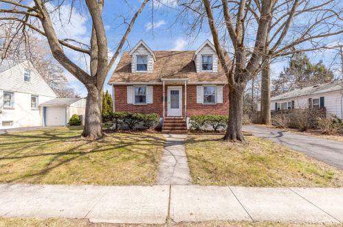 62 Peltier Ave, Metuchen, NJ 08840-2543