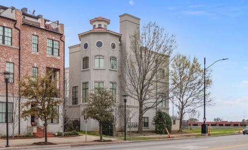 422 Mills St, Fort Worth, TX 76102-1829