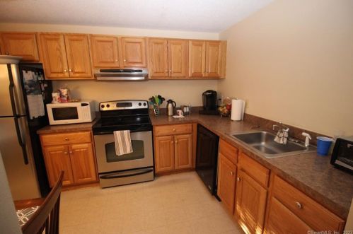 67 Heather Rdg, Huntington CT  06484-4641 exterior