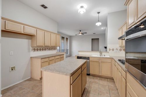 3230 Crk Mdw Ln, Garland TX 75040-2836 exterior