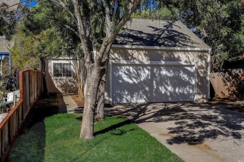 214 Brookdale Dr, Vacaville, CA 95687-6268