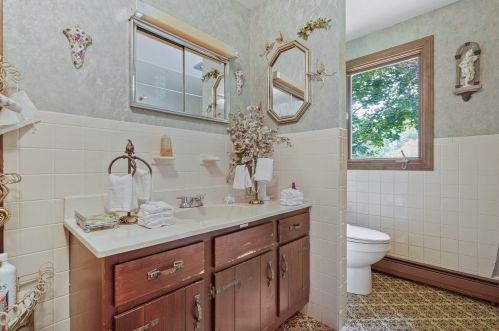 2 Fairway Dr, Hudson NH 03051-5206 exterior