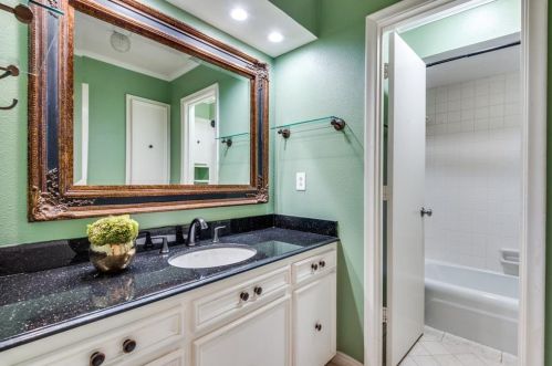 2711 Lakeview Ln, Carrollton TX exterior