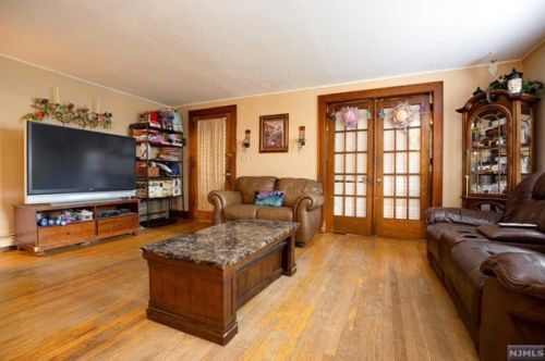 34 Berdan St, Rochelle Park, NJ 07662-3706