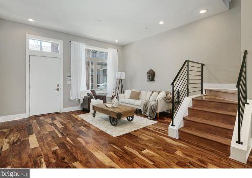 928 8th St, Philadelphia, PA 19147-3943