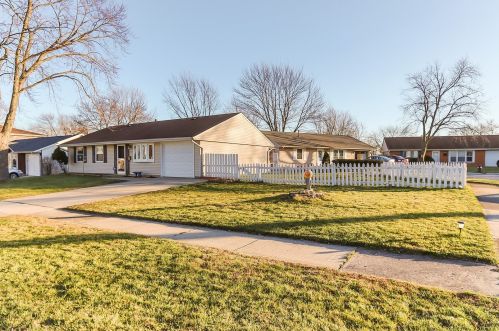 419 Robinhood Dr, Streamwood, IL 60107-1573