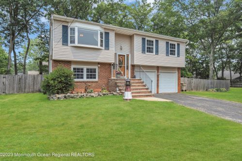 5 Duck Ct, Berkeley Township, NJ 08721-1910