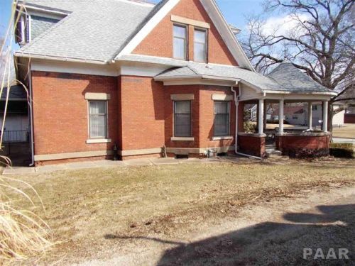 802 Broadway St, Little America, IL 61542-1009