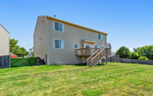 439 Westport Dr, Pingree Grove IL  60140-9172 exterior