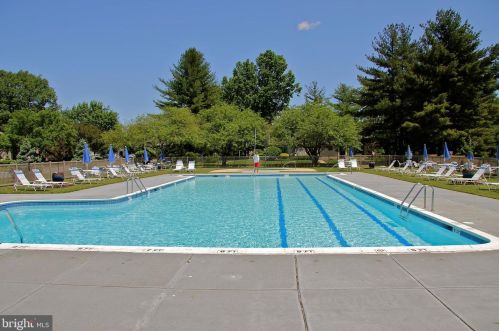 33 Valleybrook Dr, Lancaster PA  17601-4612 exterior