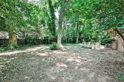 500 Brookfield Dr, Atlanta GA  30342-2709 exterior