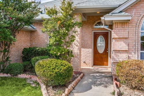 8905 Saranac Trl, Fort Worth TX  76118-7592 exterior
