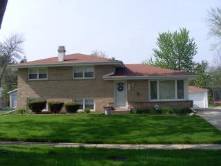 928 Lilly Ln, Palatine, IL 60074-1256