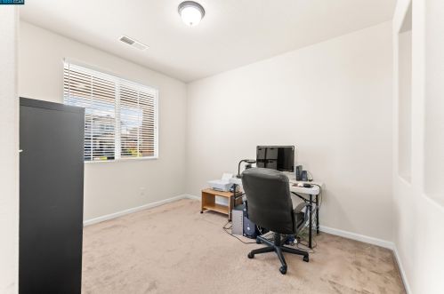8714 Whitehouse Rd, Elk Grove, CA 95758-9512