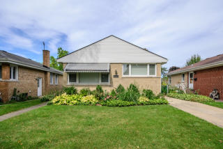 5454 Suffield Ter, Skokie, IL 60077-1174