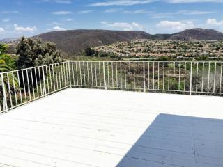 2244 Esplendido Ave, Vista, CA 92084-7922