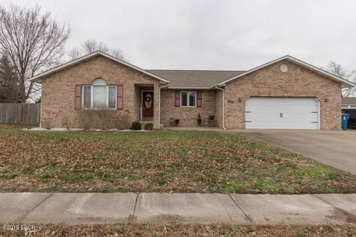 1401 Magnolia Dr, Marion, IL 62959-5910