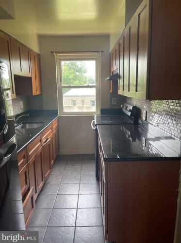 6184 Greenwood Dr, Falls Church, VA 22044-2554