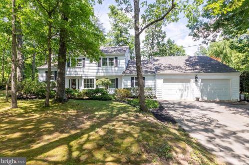 8920 Burbank Rd, Annandale, VA 22003-3860