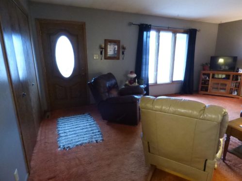 630 Winnie Ave, Windom, MN 56101-1634
