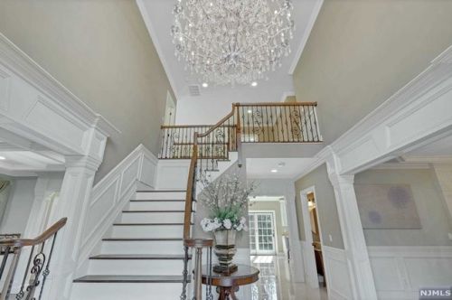 36 Laurence Ct, Closter, NJ 07624-2931