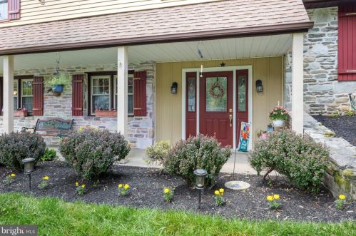 59 Dawn Dr, Southampton, PA 18966-1632