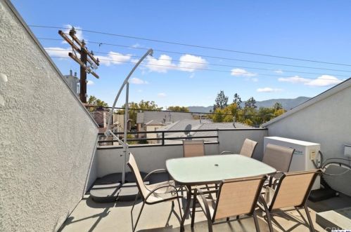 512 Concord St, Glendale CA  91203-2840 exterior