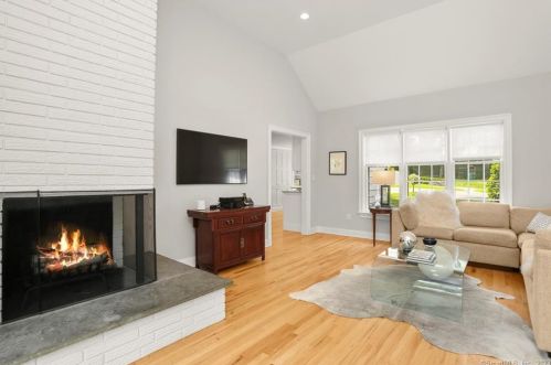24 Martin Dl, Greenwich CT  06830-4742 exterior