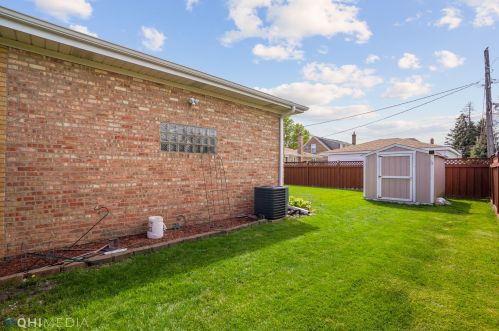 6800 Oakton Ct, Niles IL  60714-3013 exterior