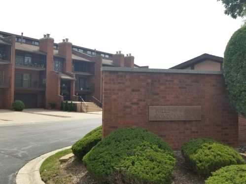 2 Cinnamon Creek Dr, Palos Hills, IL 60465-1026
