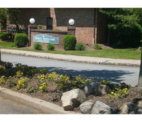 402 Green Hollow Dr, Iselin, NJ 08830-2923