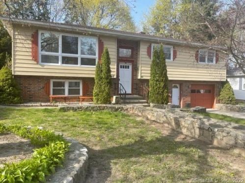 90 Kaynor Dr, Waterbury, CT 06708-1318