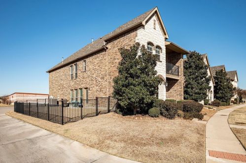 4285 Indian Run Dr, Carrollton TX 75010-3297 exterior