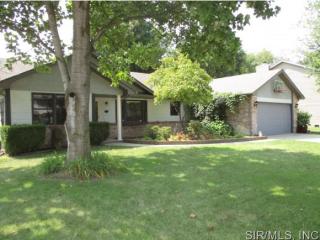 516 Crestwood Dr, Belleville, IL 62226-1888