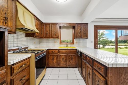 8401 Park Ave, Willowbrook IL 60527-6343 exterior