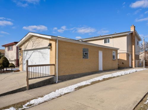 7740 Church St, Morton Grove, IL 60053-1622