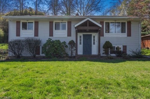 3 Autumn Ln, Hackettstown NJ  07840-4704 exterior