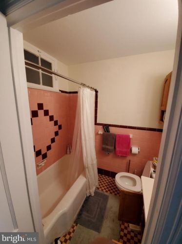 7233 Erdrick St, Philadelphia, PA 19135-1014