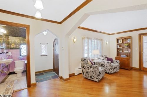 35 Burr Rd, Maplewood, NJ 07040-1431