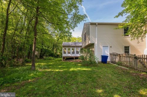 2333 Rosedown Dr, Herndon VA  20191-1631 exterior