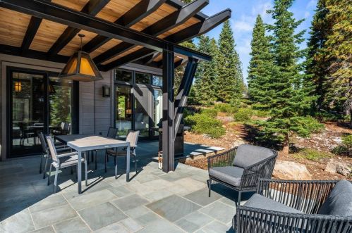 8370 Valhalla Dr, Truckee CA  96161-4296 exterior